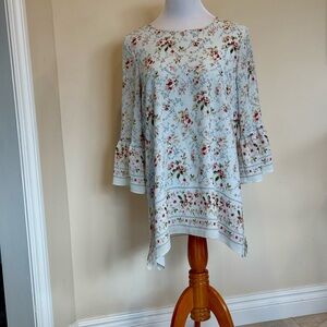 Tunic top with a soft floral print.Max studio size L, detailed 3/4 long sleeves.